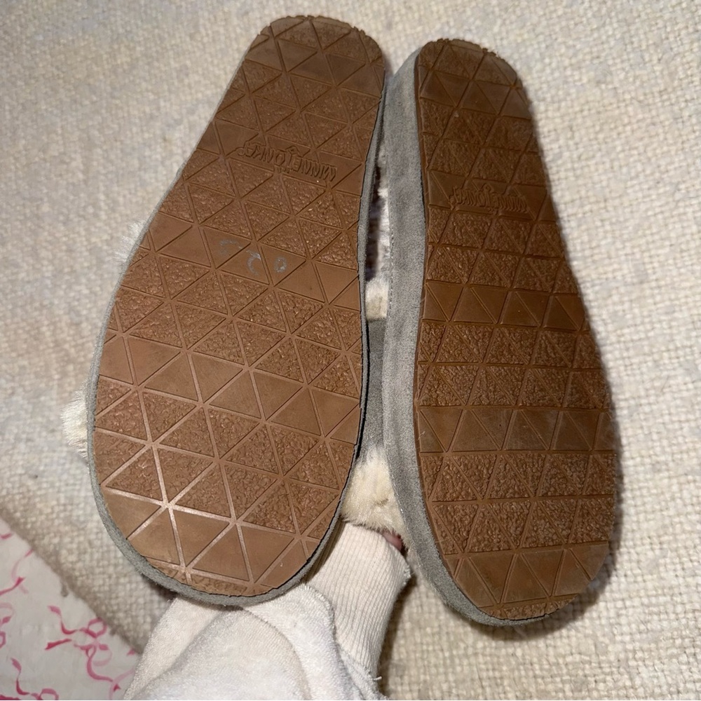 LIKE NEW Minnetonka Grey Sheepskin Suede Slides 9 - Picture 2 of 7